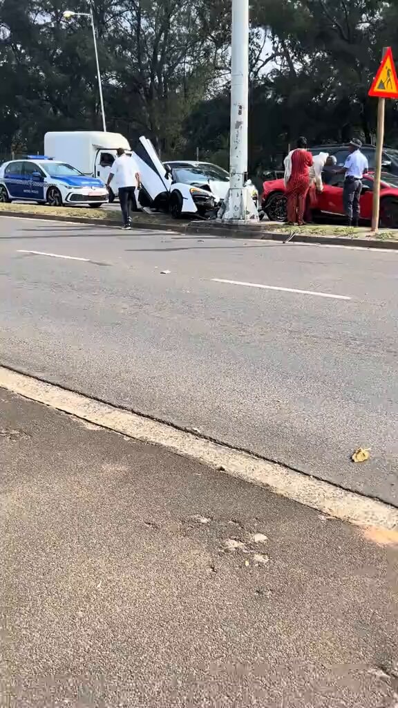 McLaren crash Lamborghini pickup McLaren crash Lamborghini pickup