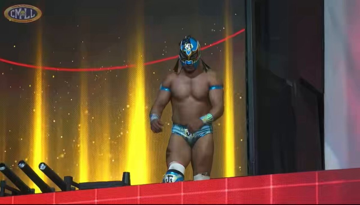 VOLADOR JR. exits stage at #93AniversarioCMLL