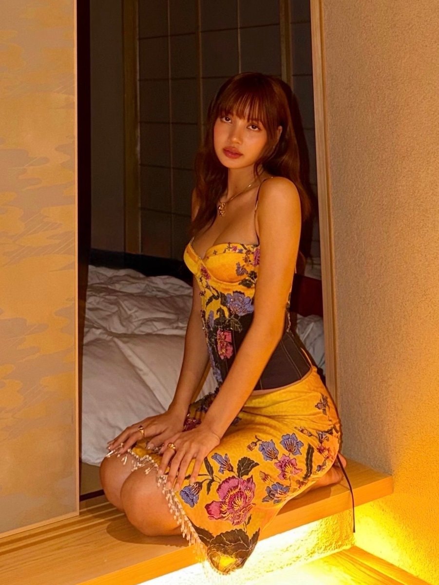 LISA new photos timeless elegance (photo 1 of 2)