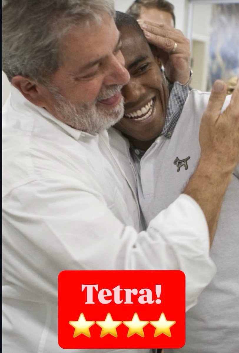 Marcelo Cirino and Elias celebrate Lula's victory (photo 2 of 2)
