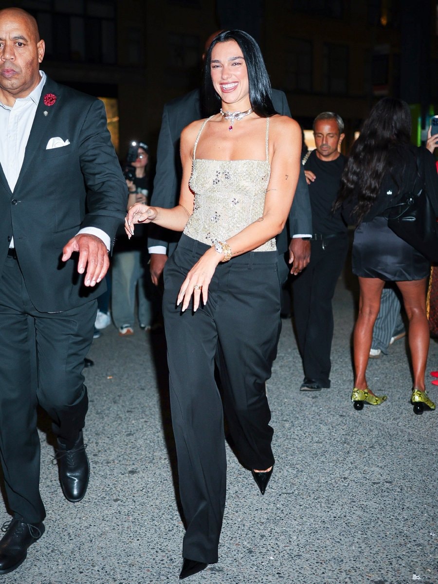 Dua Lipa city entrance (photo 4 of 4)