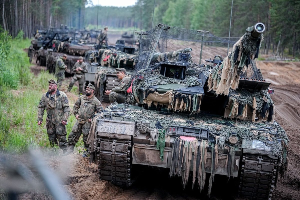 Ukraine Leopard tank camouflage (photo 2 of 4)