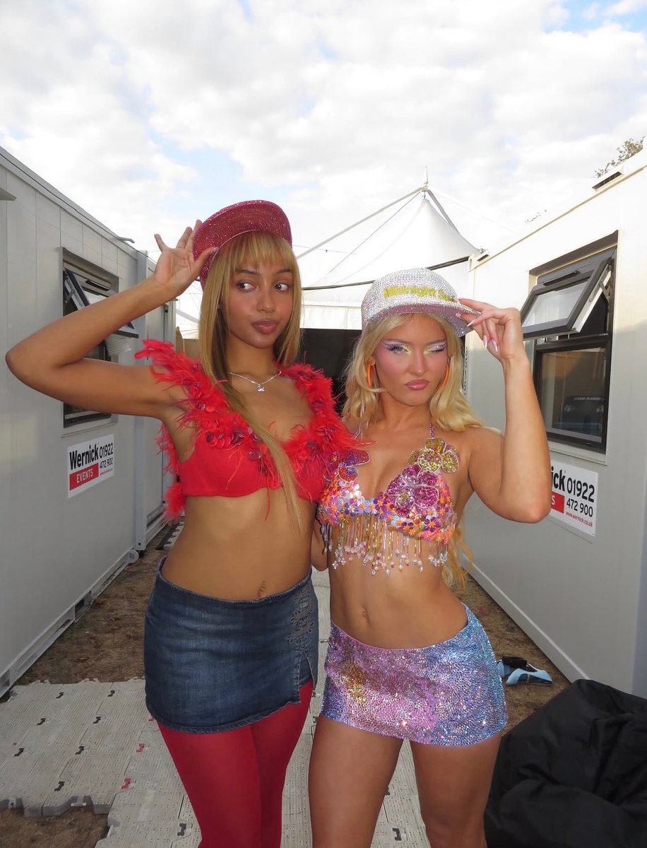 Zara Larsson and PinkPantheress backstage (photo 1 of 2)