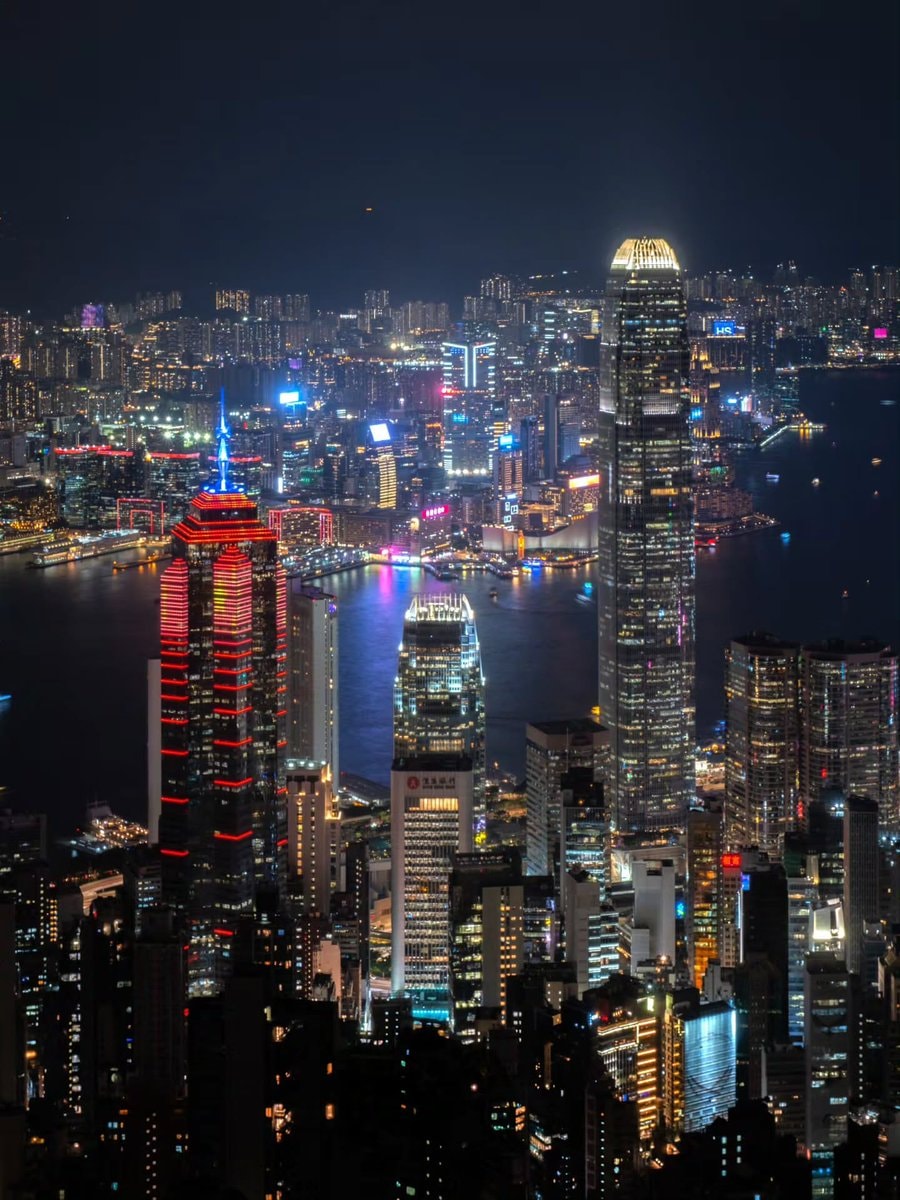 Hong Kong skyline at dusk (photo 2 of 3)
