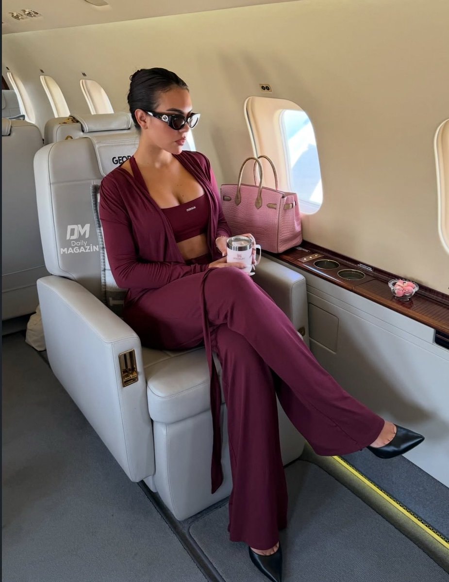 Georgina Rodriguez mirror selfie (photo 2 of 2)
