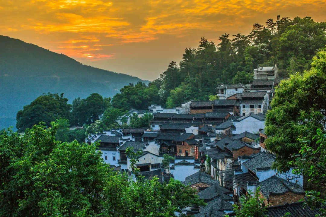 Timeless villages with white walls and green hills (photo 2 of 4)