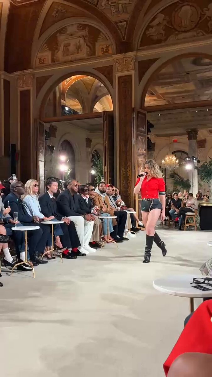 Slayyyter Tommy Hilfiger