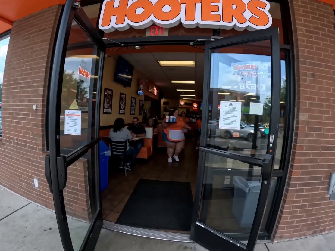 Hooters restaurant entrance