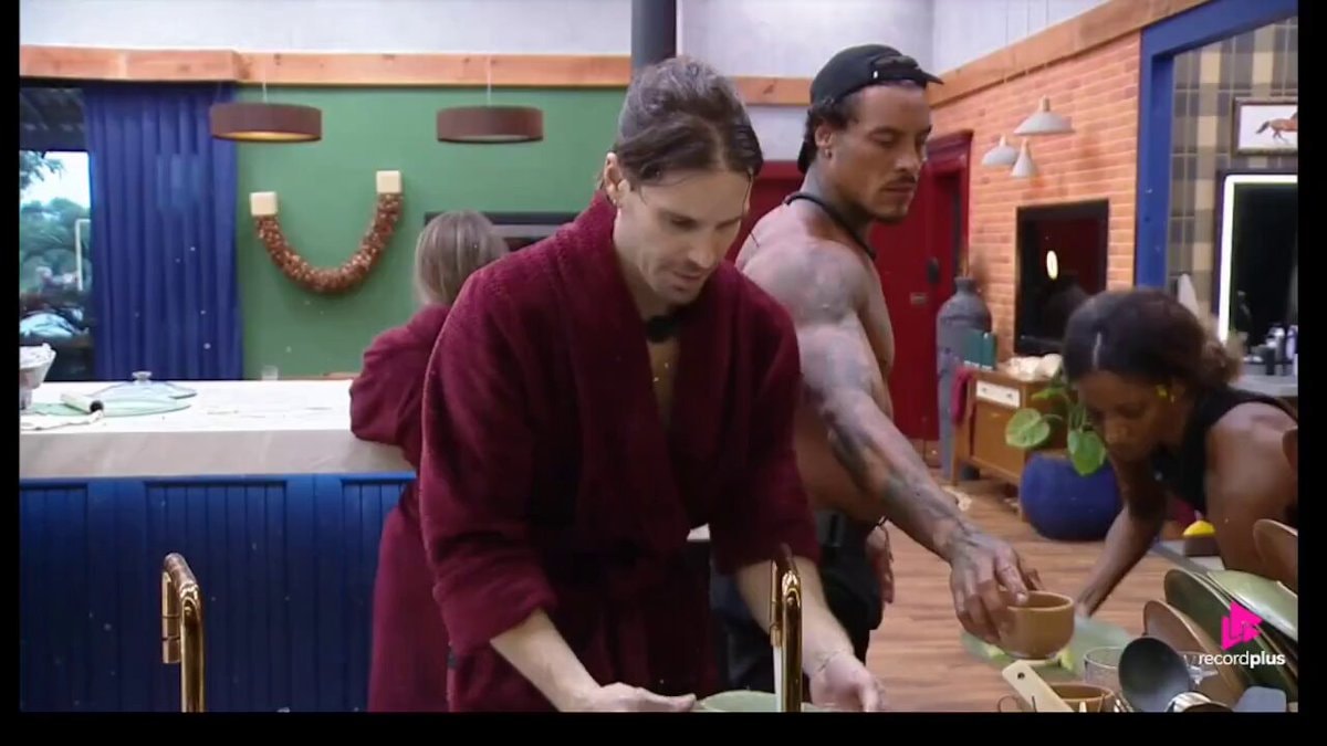 Murilo confronts Tina on AFazenda