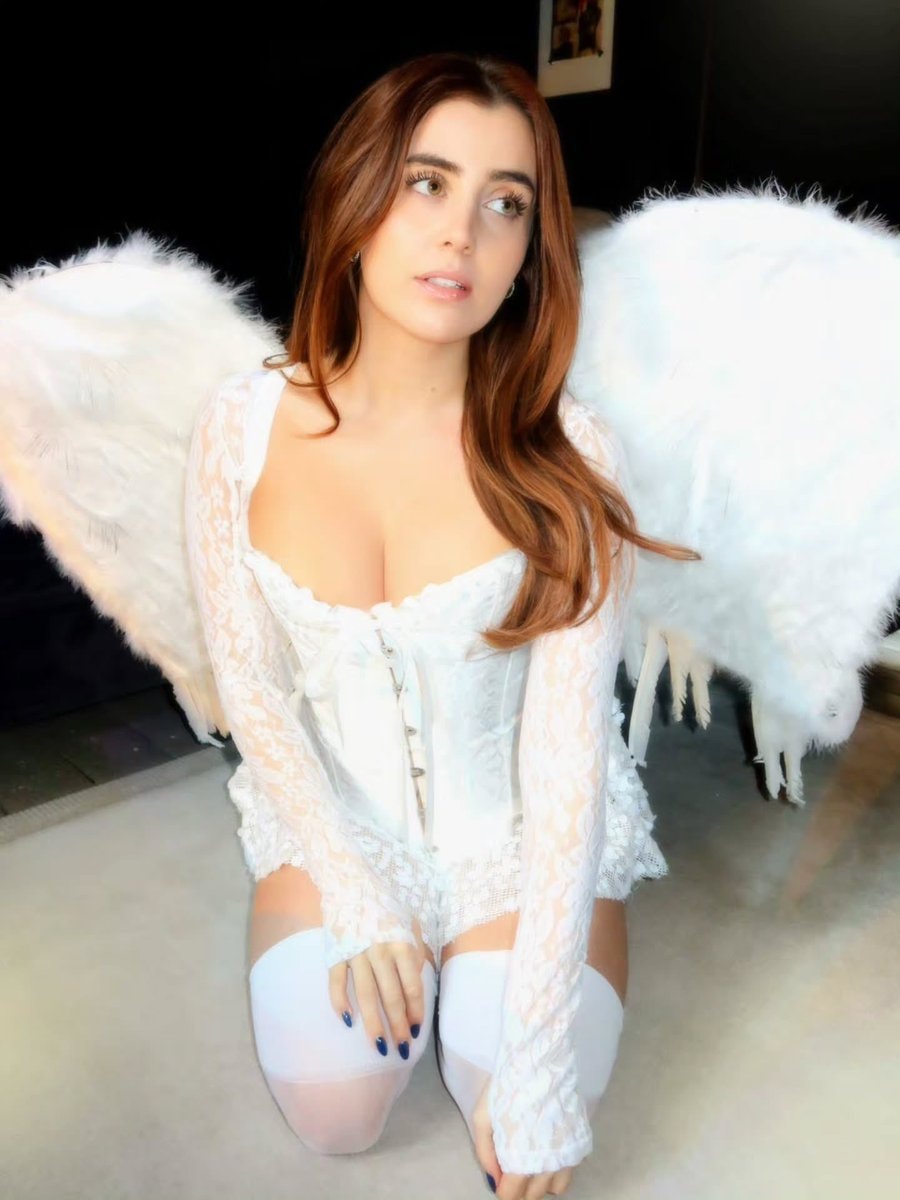 Gee Nelly angel look (photo 2 of 3)