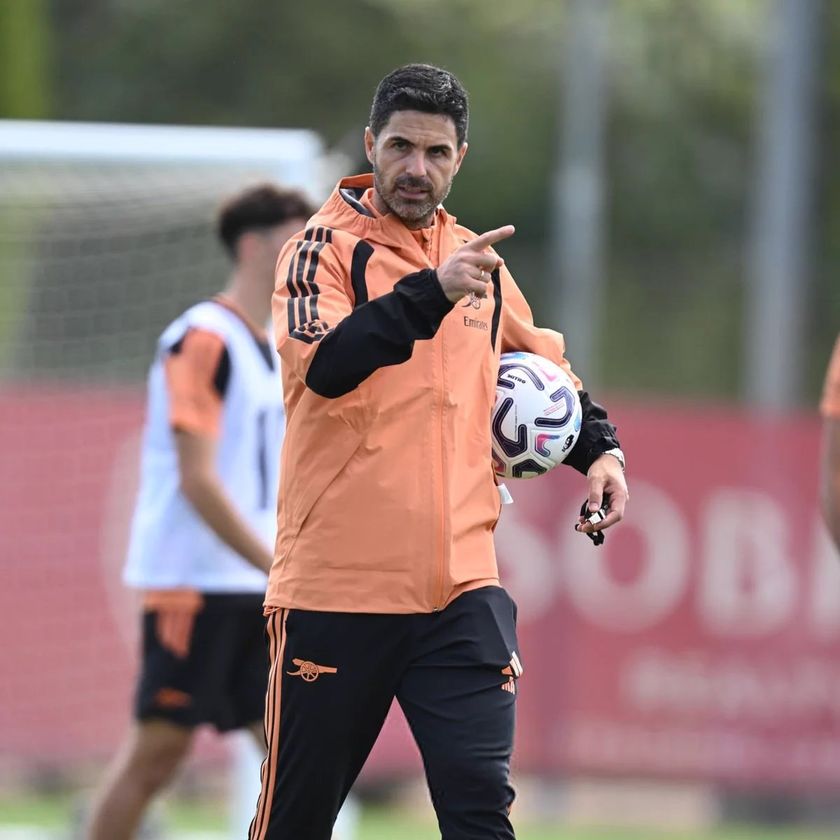 Arsenal coach training session (photo 1 of 2)