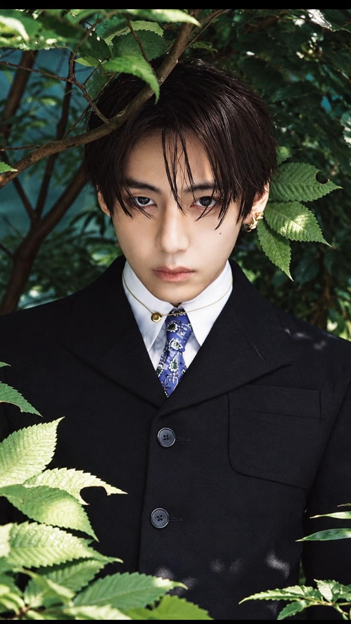 Taehyung V BTS viral moment (photo 3 of 4)