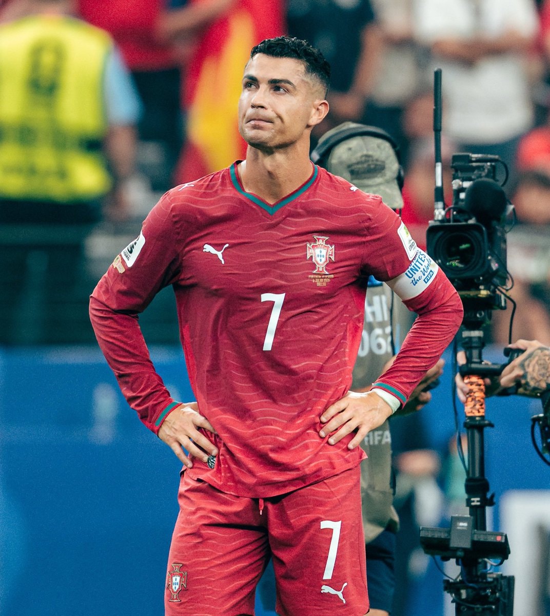 Cristiano Ronaldo and Jorge Jesus embrace (photo 2 of 2)