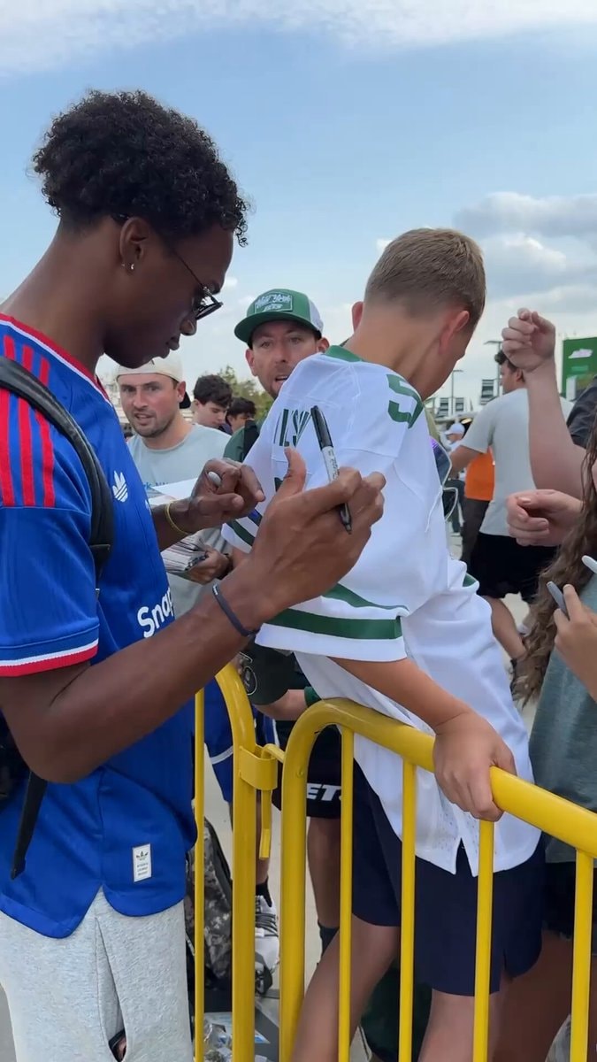 Garrett Wilson signs autographs