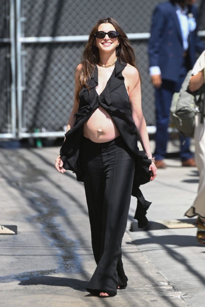 Anne Hathaway baby bump Jimmy Kimmel Live (photo 4 of 4)