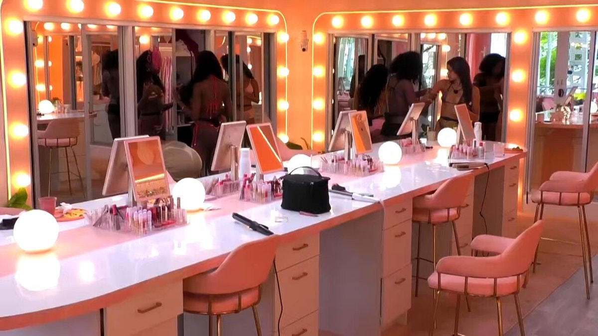 Kayda Love Island USA team Melanie