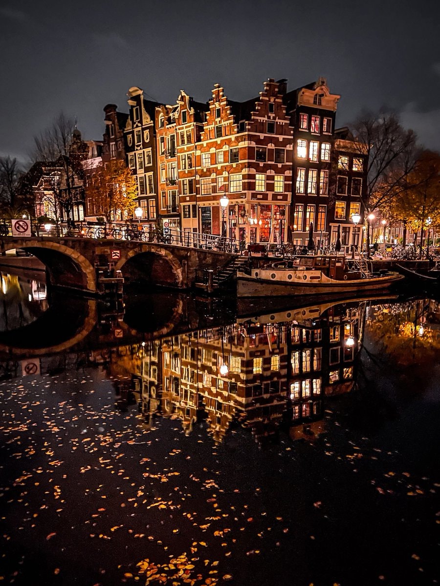Amsterdam canal in autumn (photo 4 of 4)