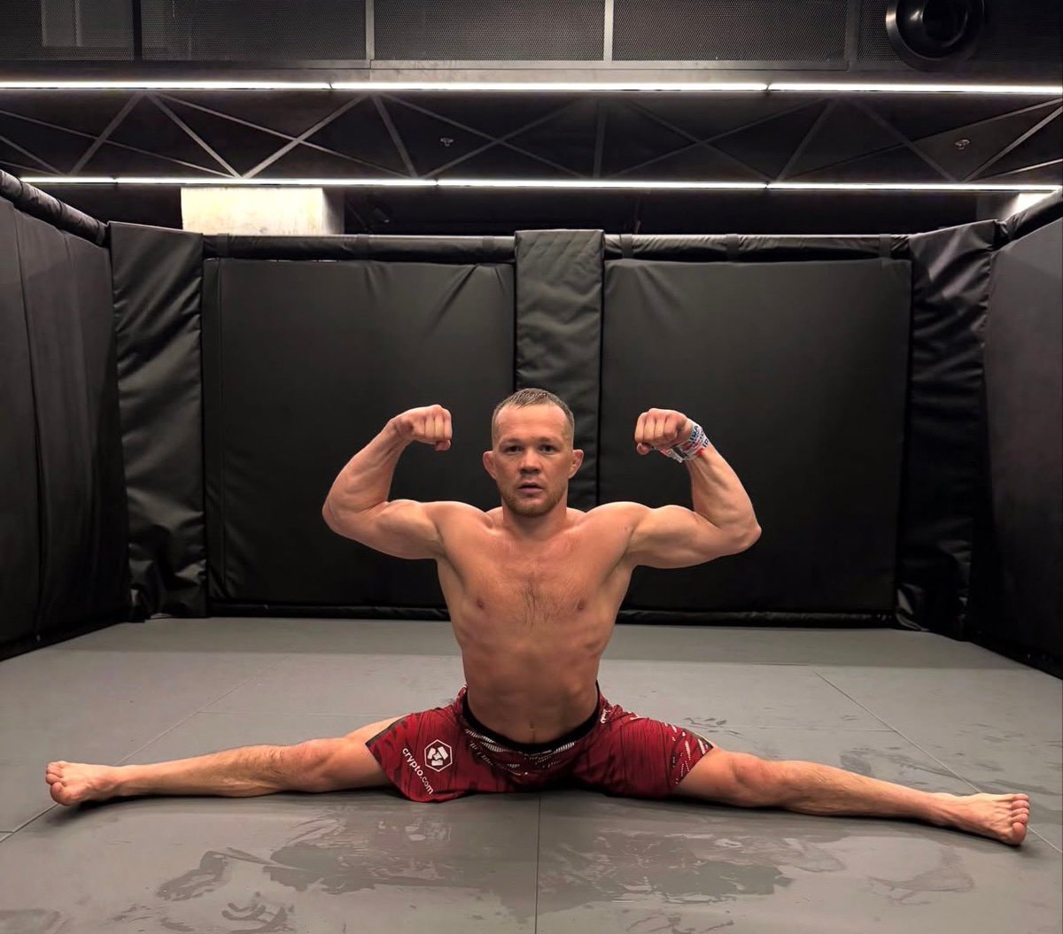 Man full split in gym