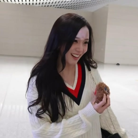 Jisoo holding a toy