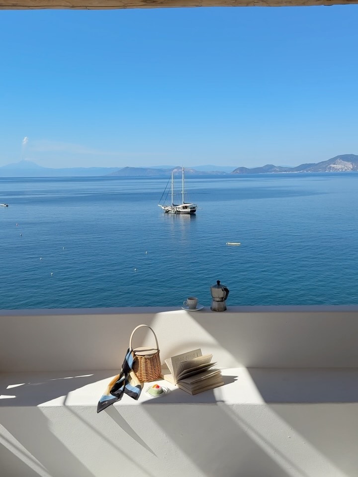 Serene balcony ocean view (photo 2 of 2)