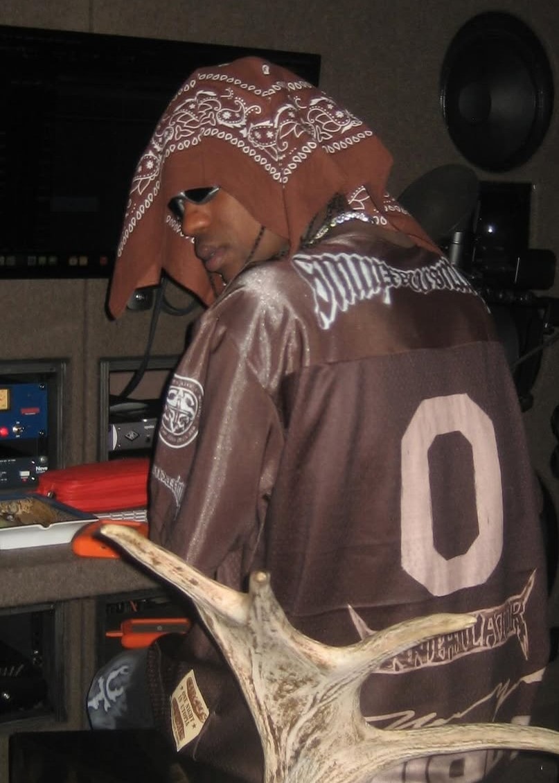 Travis Scott recording studio vampire (photo 2 of 2) Travis Scott recording studio vampire (photo 2 of 2)