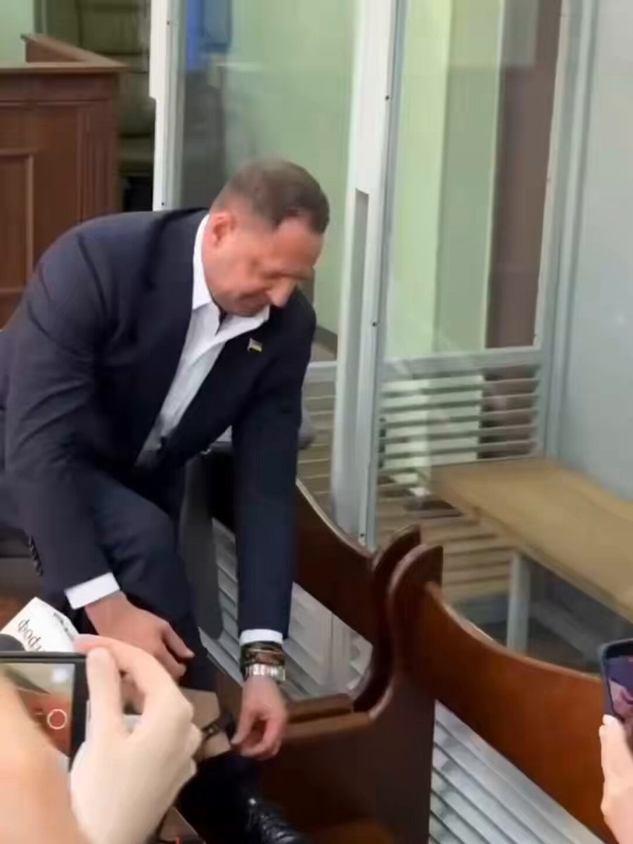 Andriy Yermak bracelet removal