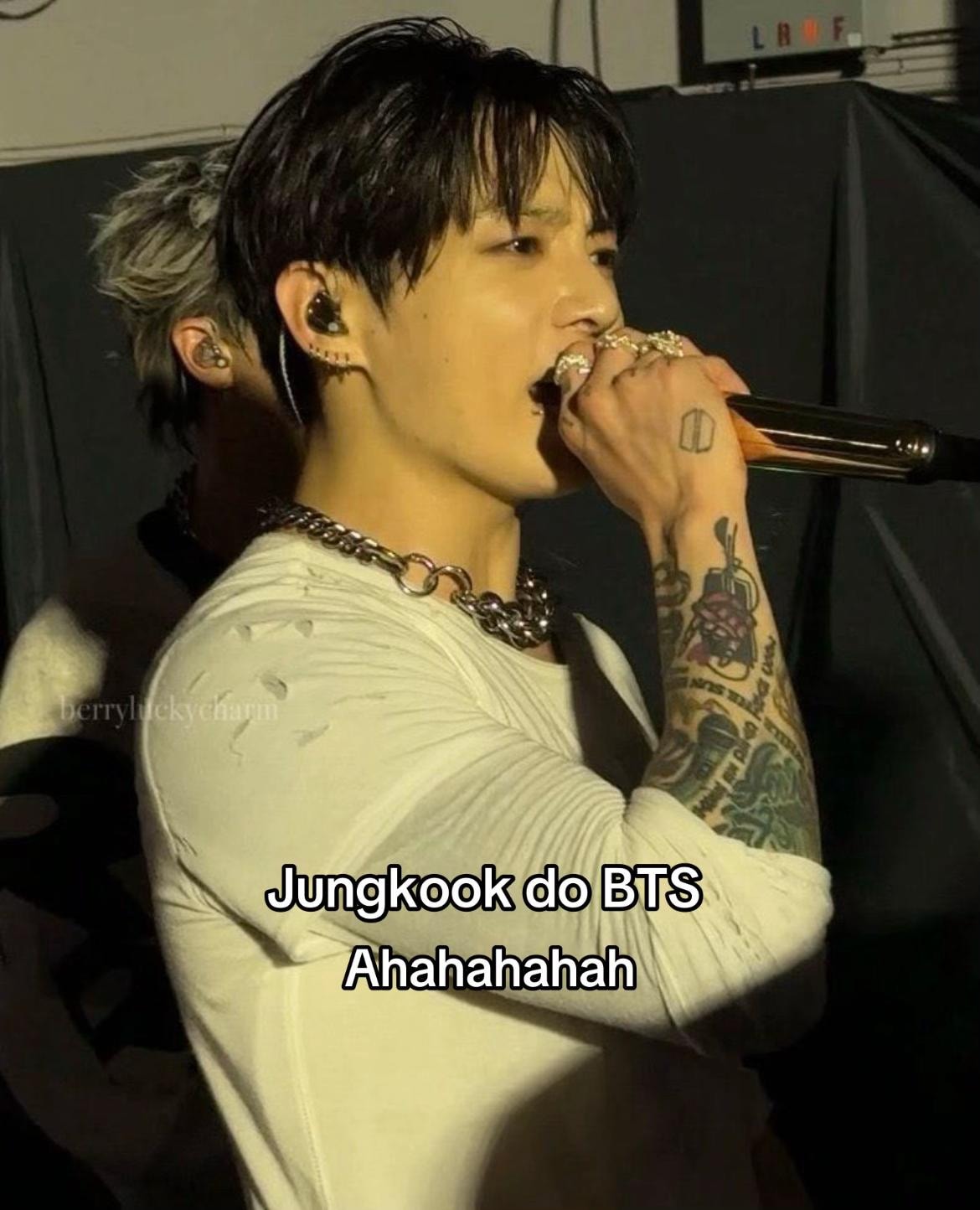 Jungkook casual moment (photo 3 of 3)