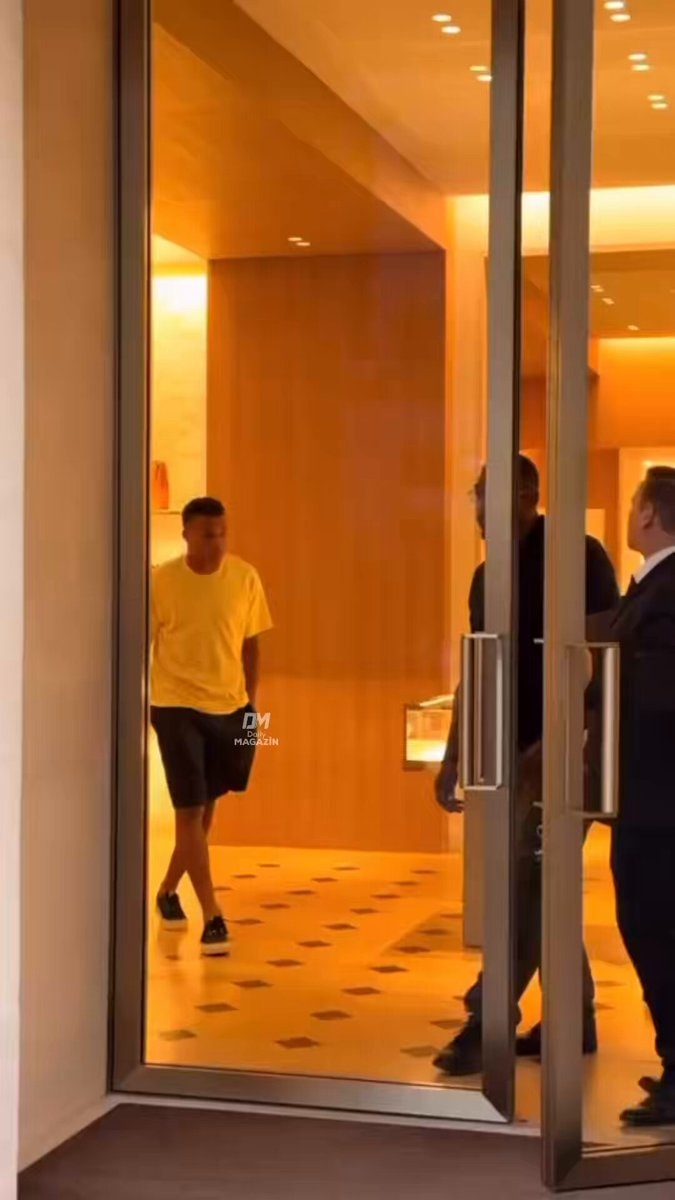 Kylian Mbappé Ester Expósito