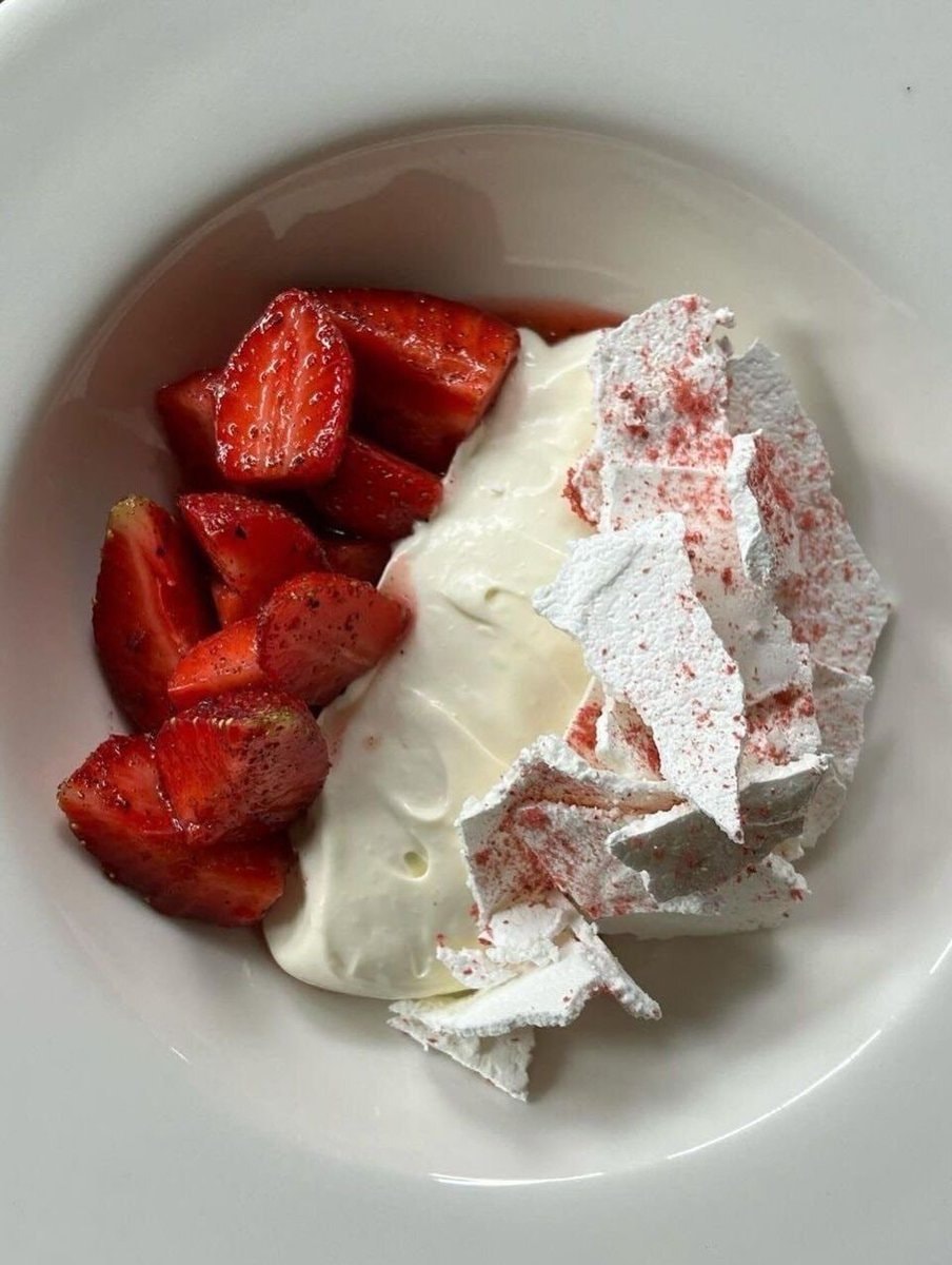 summer dessert with raspberries (photo 2 of 4)