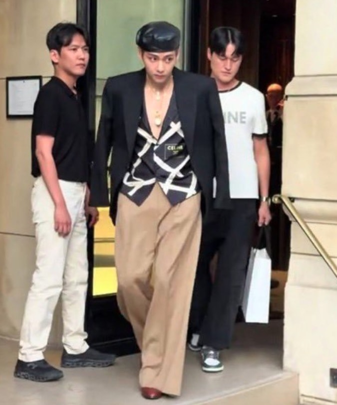 V Paris Fashion Week outfit (photo 1 of 2)