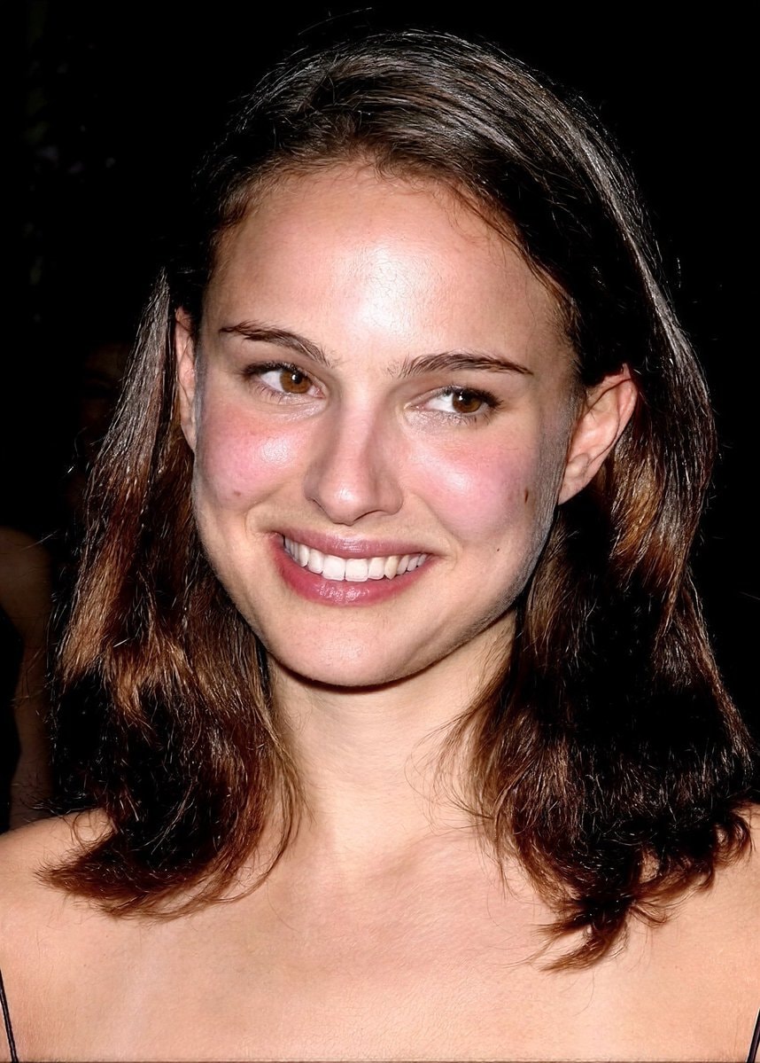 Natalie Portman elegant portrait (photo 2 of 4)