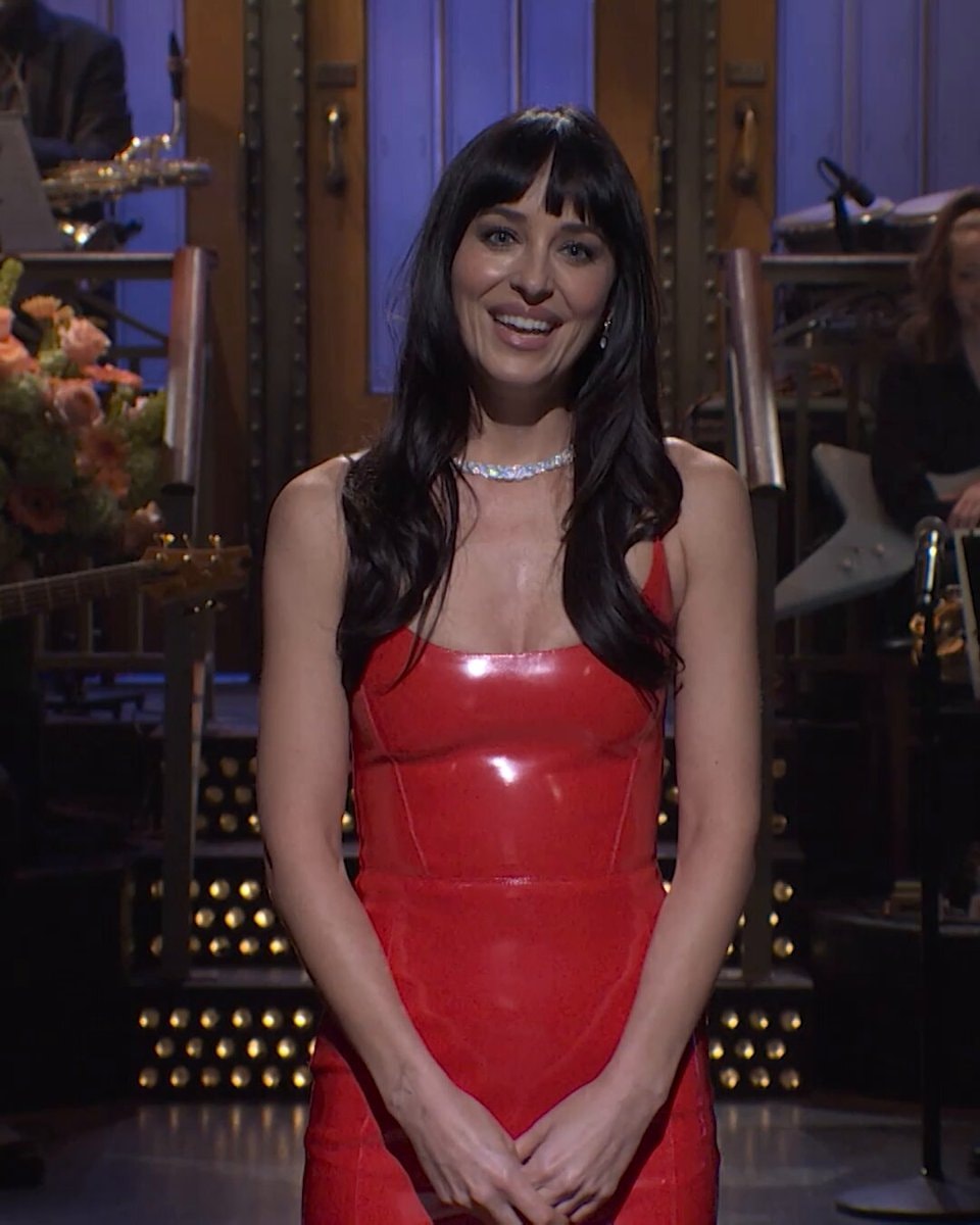 Taylor Swift surprise SNL appearance