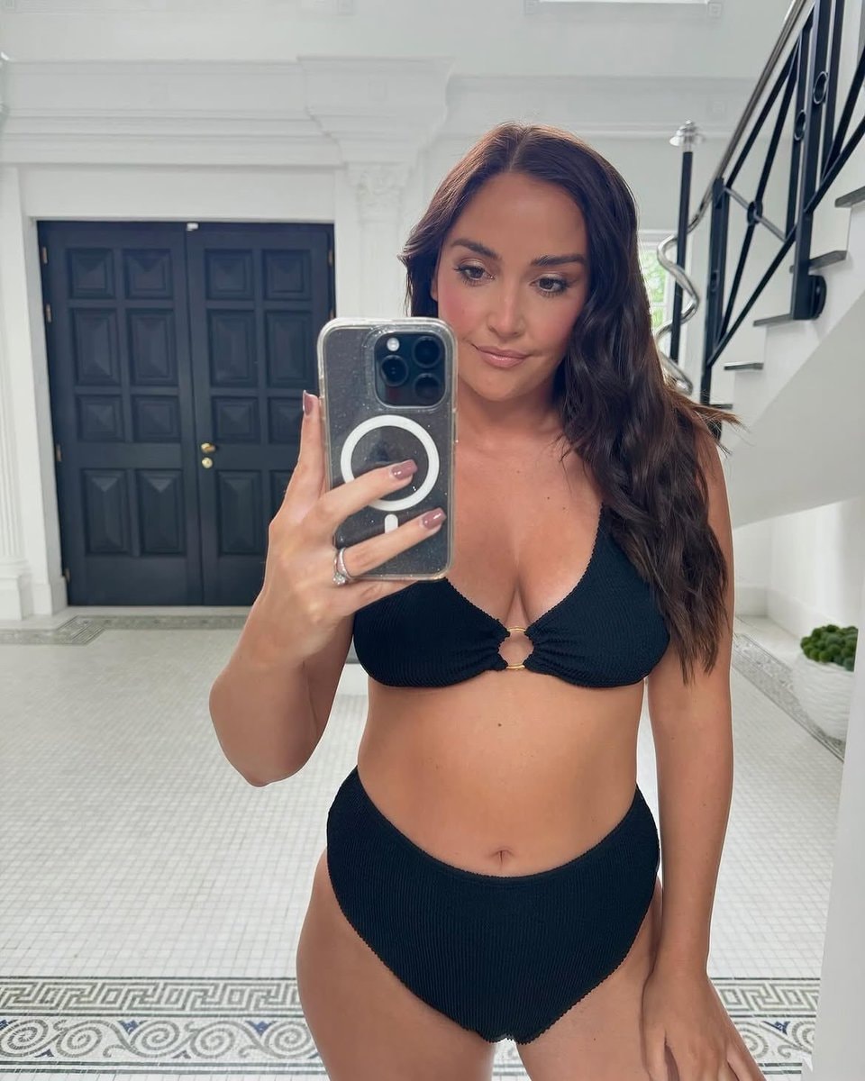 Jaqueline Jossa mirror selfie (photo 1 of 4)