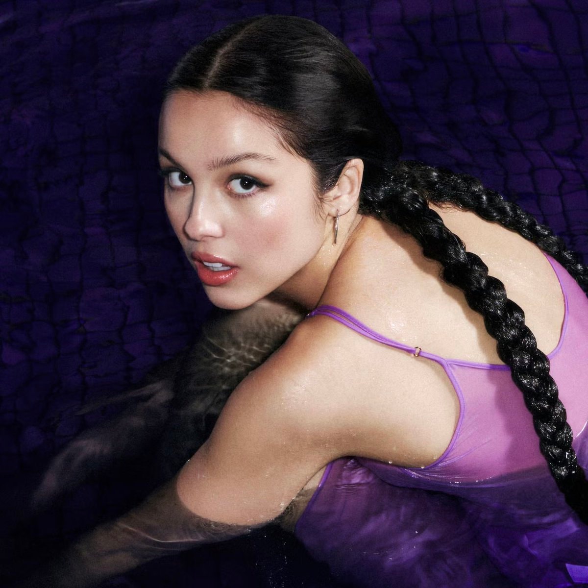Olivia Rodrigo love is embarrassing Gold (photo 2 of 2)