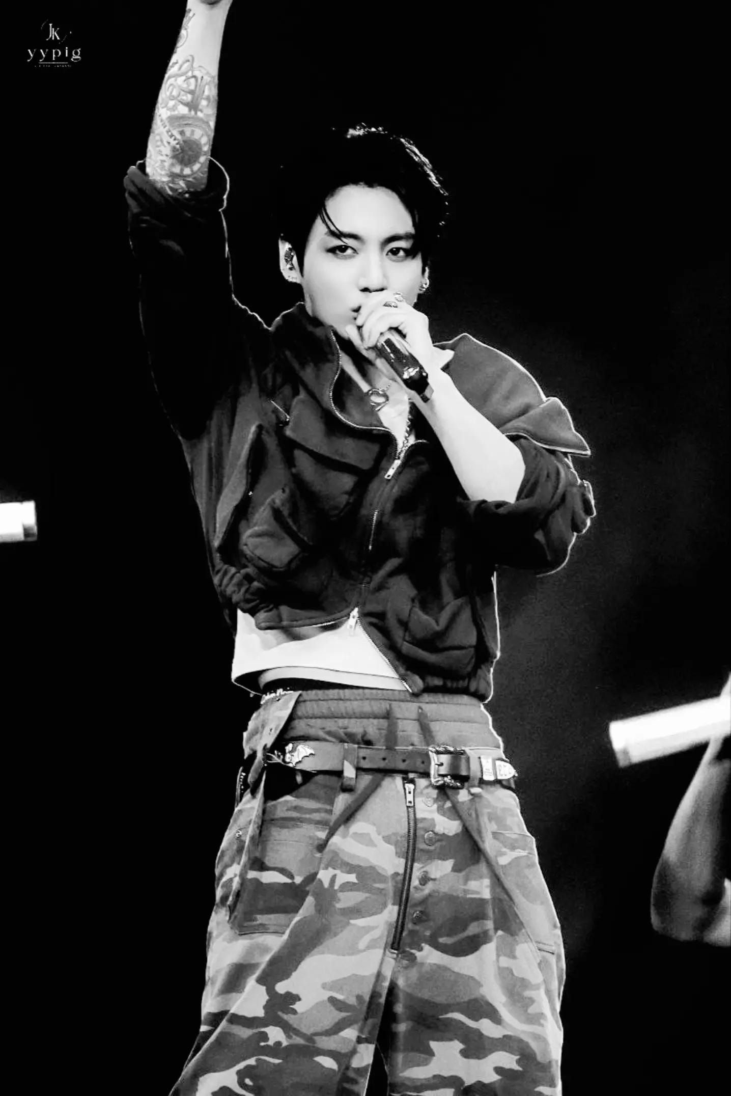 Jungkook intense stage moment (photo 2 of 4)
