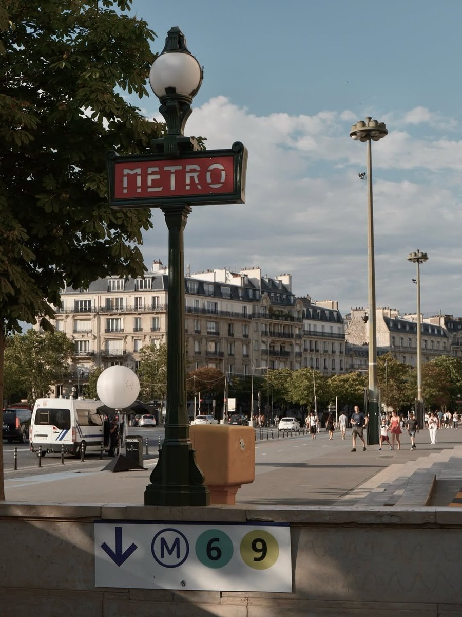 Paris France street scene (photo 2 of 4)