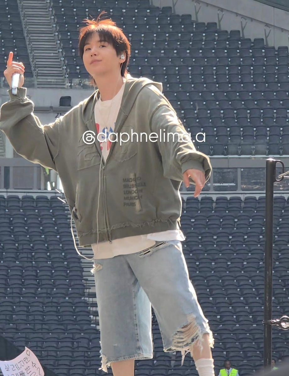 Yoongi soundcheck London Day 2 🎤🇬🇧 (photo 2 of 2)
