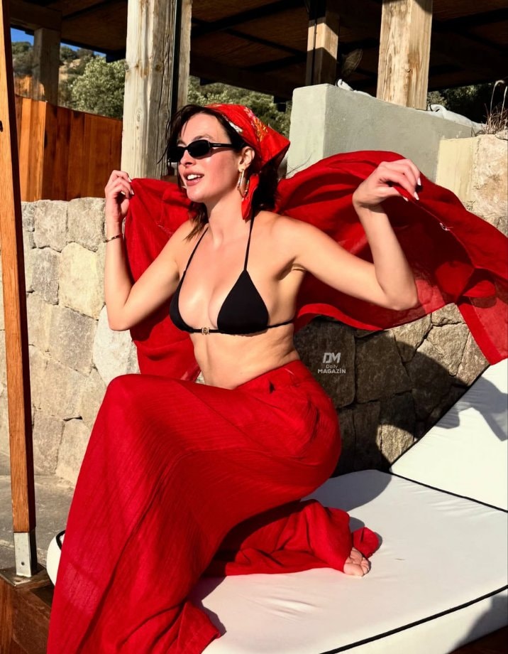 Melis Sezen red beach outfit (photo 1 of 2)