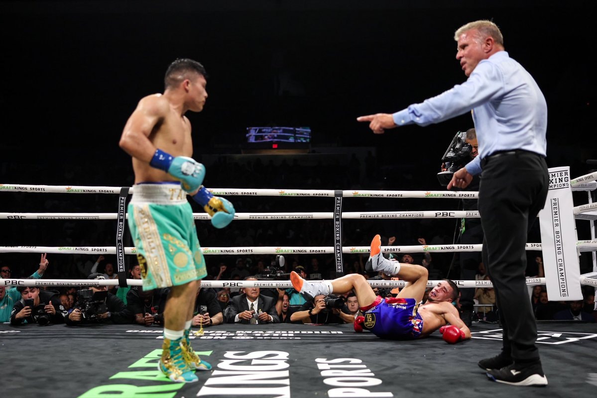 Isaac Pitbull Cruz stops Nestor Bravo (photo 2 of 4)