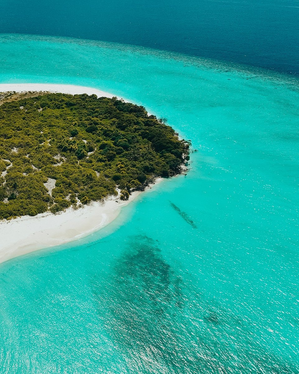 Maldives island resort turquoise water (photo 3 of 4)