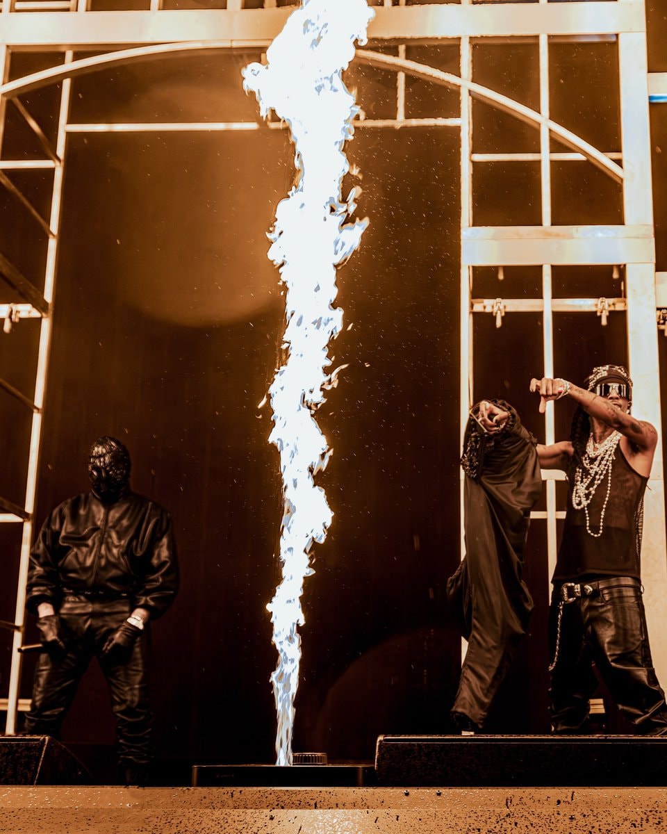 Carti and Ye on stage in LA (photo 3 of 4)