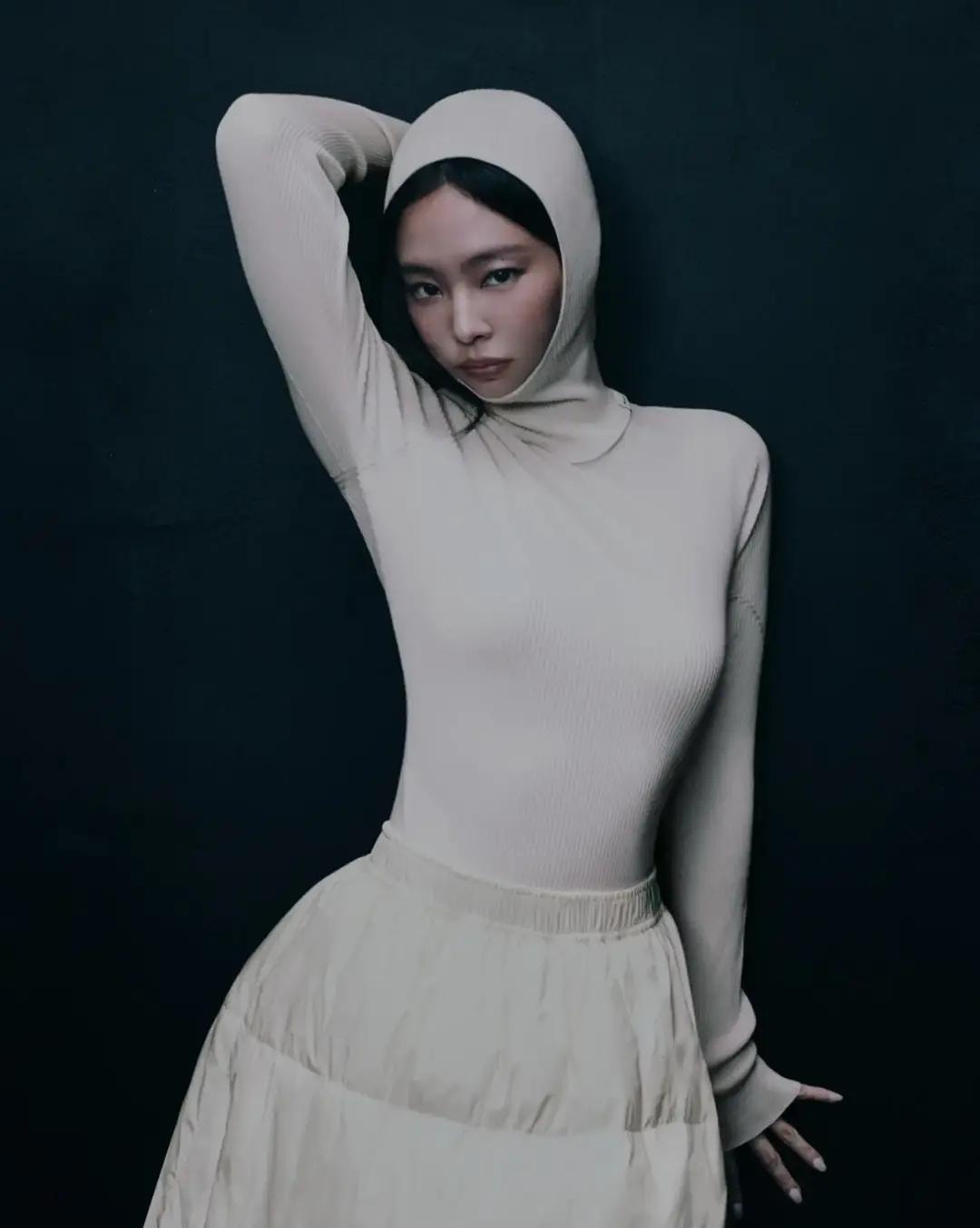 JENNIE Moncler Re/Icons 2026 campaign (photo 2 of 4) JENNIE Moncler Re/Icons 2026 campaign (photo 2 of 4)