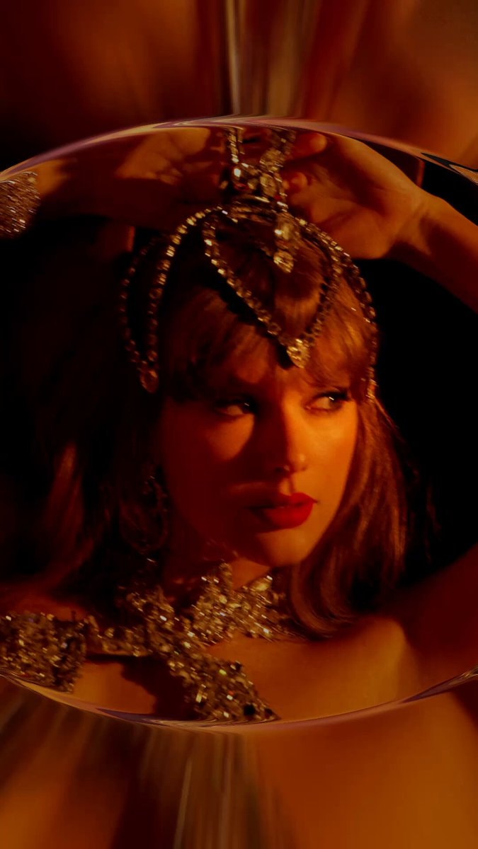 Taylor Swift MTV VMA Artist Director Honor