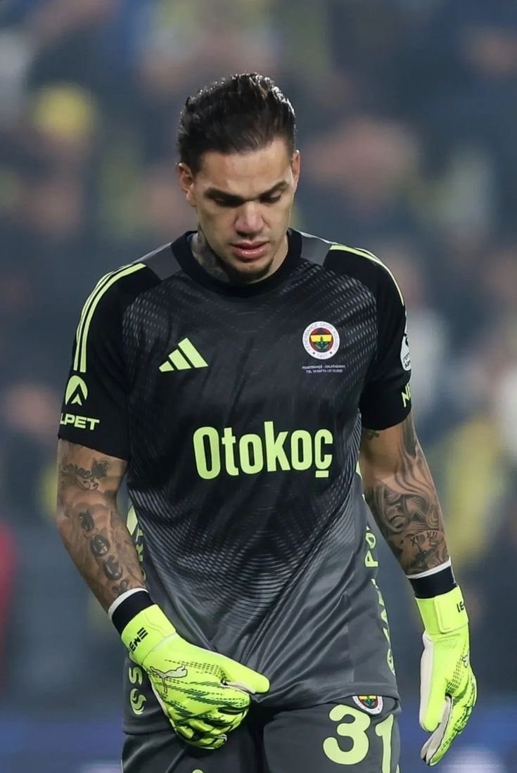 Fenerbahçe Otokoç goalkeeper under pressure