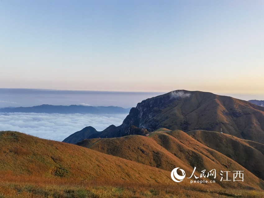 Wugong Mountain sunrise over clouds (photo 3 of 4) Wugong Mountain sunrise over clouds (photo 3 of 4)