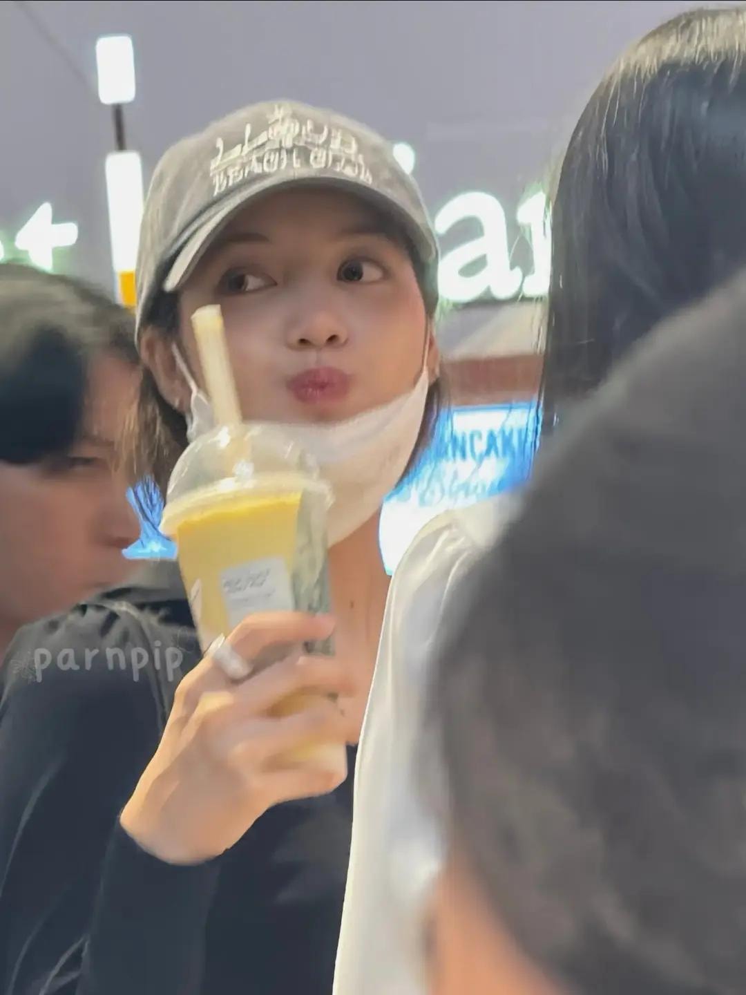 LISA purchases HeyTea (photo 2 of 4)