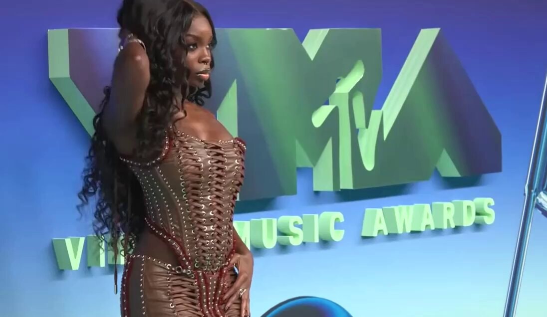 Olandria VMAs red carpet