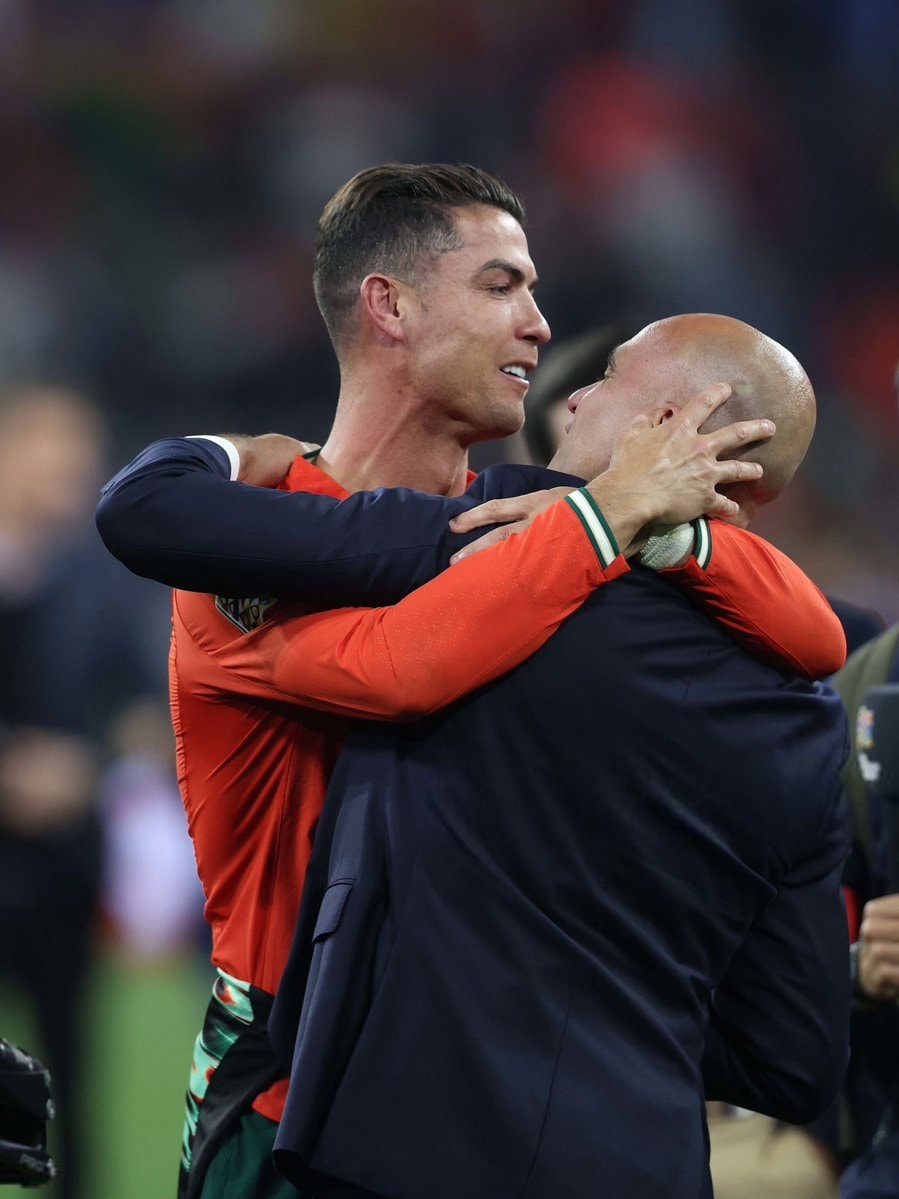 Roberto Martínez and Cristiano Ronaldo embrace