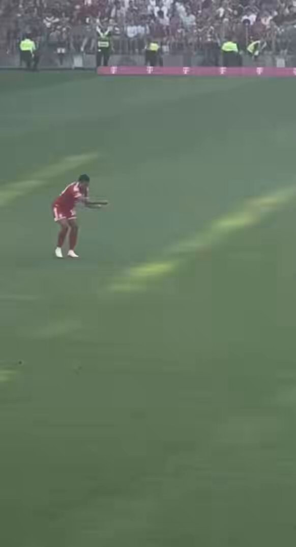 Musiala collapses after scoring for Bayern