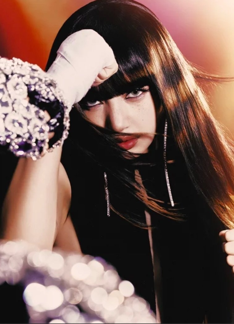 Lisa on K-pop dating rules (photo 2 of 2)